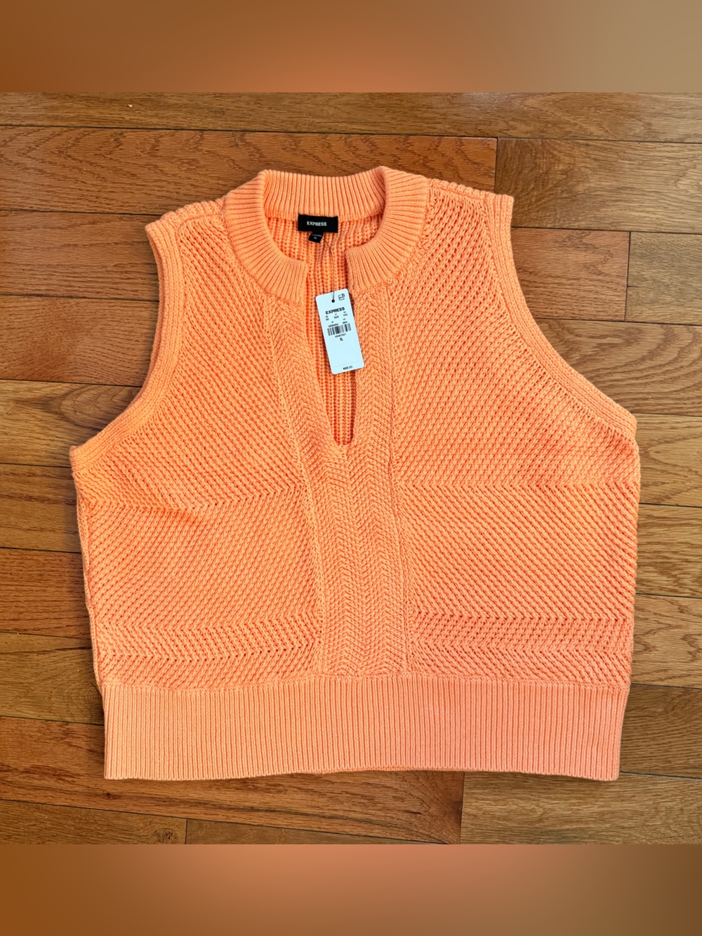 NWT Express Cotton Textured Notch Crew
Neck Sweater Tank - XL
